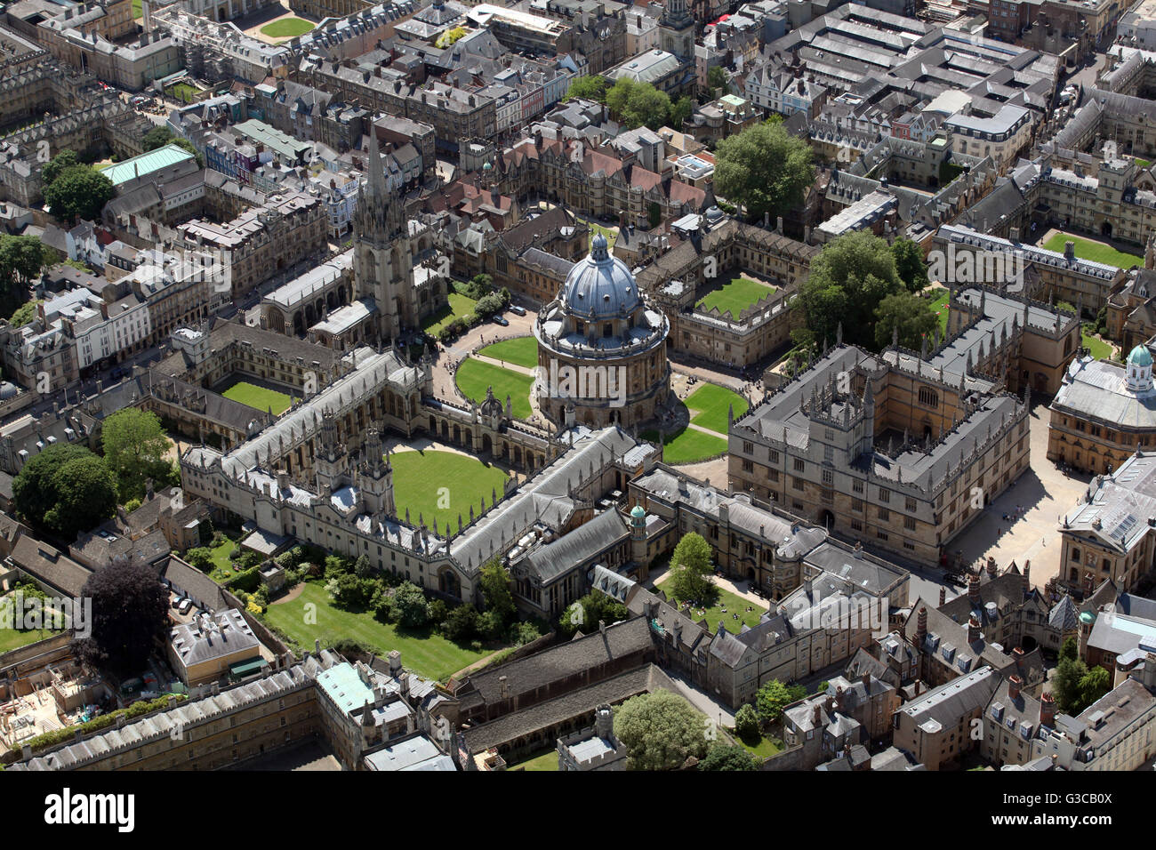 Vista aérea de la Bodleian Library y la Biblioteca Codrington & Radcliffe Camera, y de All Souls College, Oxford University, Reino Unido Foto de stock