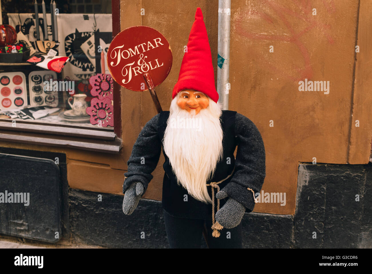 Un troll aparece fuera de una tienda en Estocolmo, Suecia. Foto de stock