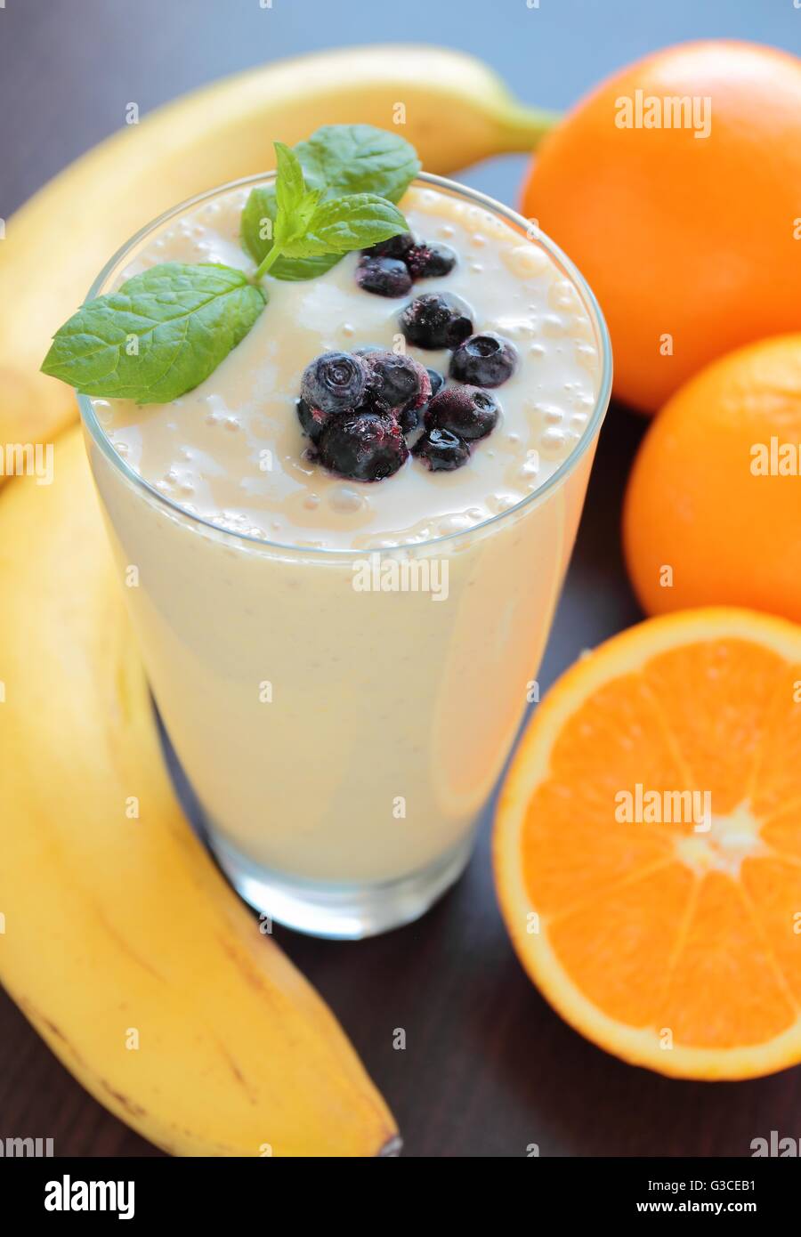 Batido con plátano, naranja y arándanos frutas Fotografía de stock - Alamy