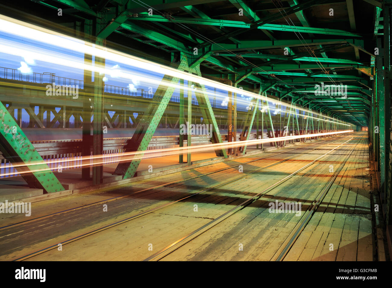 El tranvía en el tráfico sobre el puente en la noche.Gdanski bridge Foto de stock