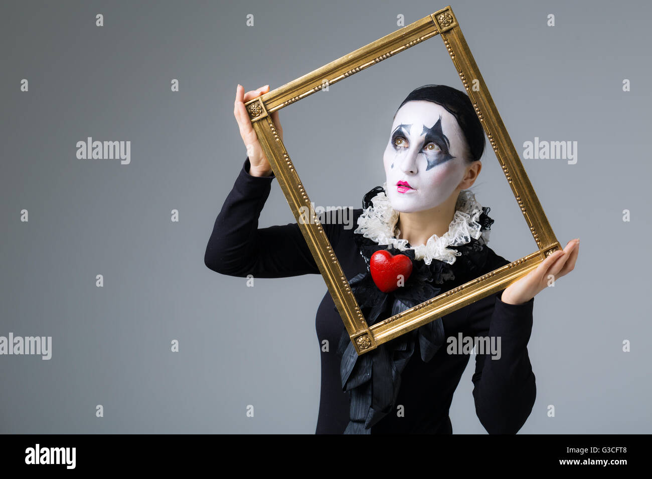 Mujer en disfraz arlequín en el marco de la imagen Fotografía de stock -  Alamy