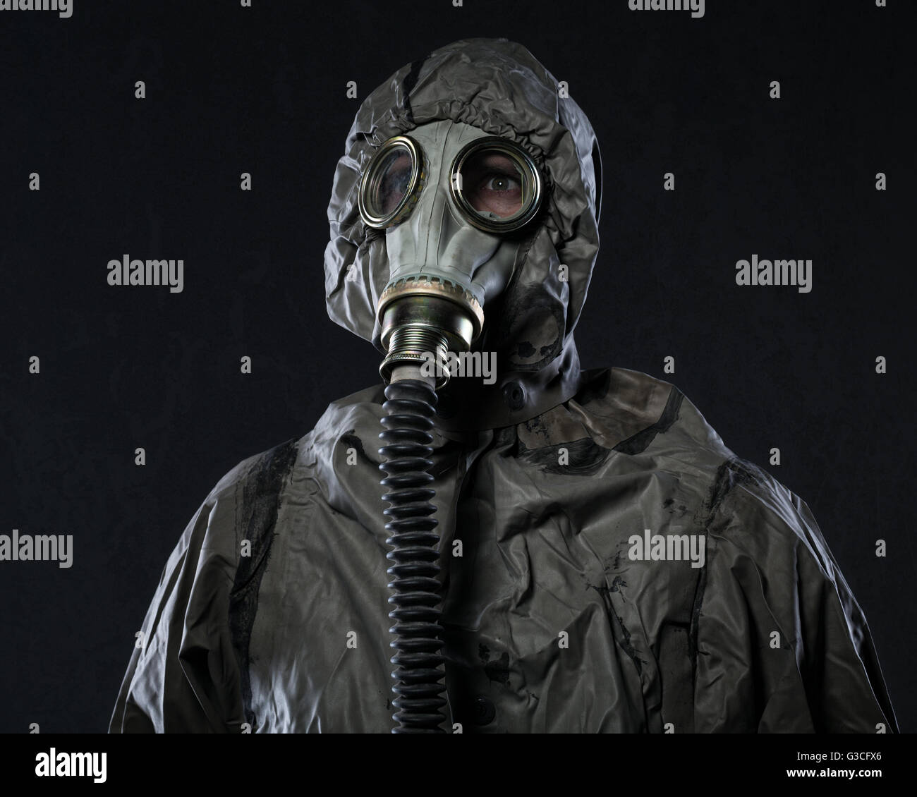 El hombre en una máscara de gas en humo Foto de stock