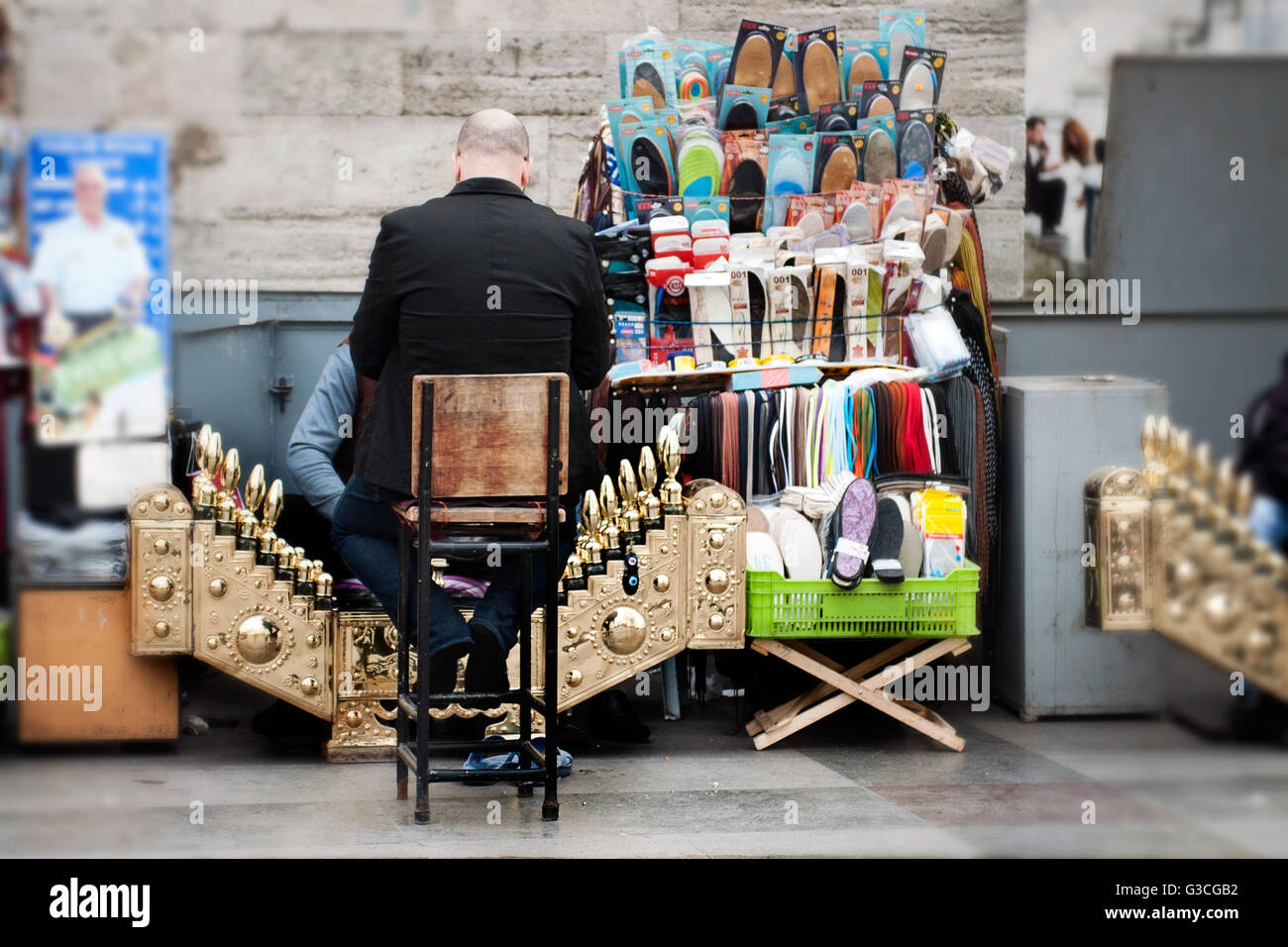 Un hombre obtiene sus zapatos brilló en frente de la Mezquita Azul Foto de stock