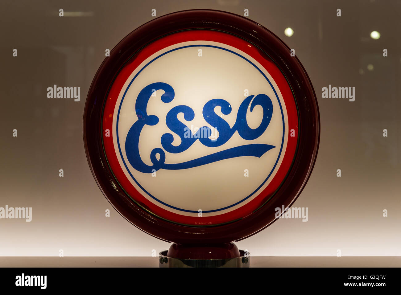 Globo de Cristal para vintage Esso en la pantalla de la bomba de gas. Foto de stock