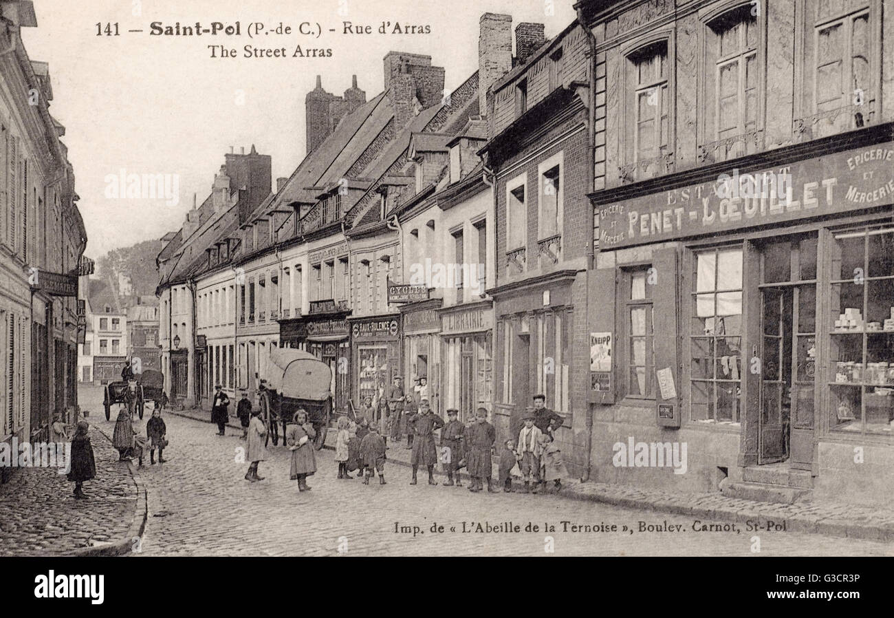 Saint-Pol-sur-Ternoise, Pas-de-Calais, Francia - Rue d'Arras. Fecha: circa 1910s Foto de stock