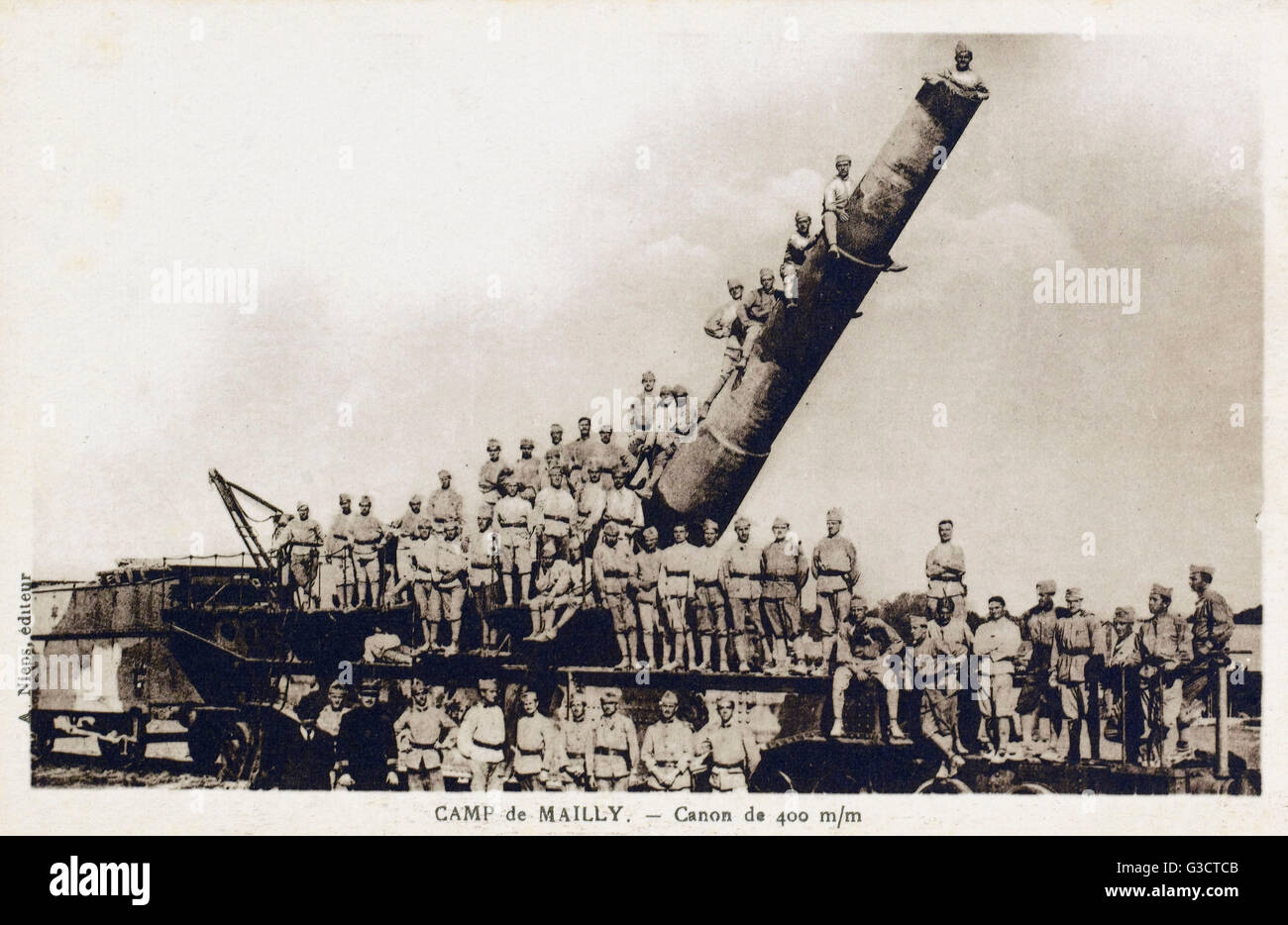 WW1 - Camo de mailly - Francés 400 mm railway obús de artillería y escuadrón. El estallido de la Primera Guerra Mundial cogió la francés con una escasez de campo de artillería pesada. En compensación, un gran número de grandes cañones de defensa costera estática y arma naval Foto de stock