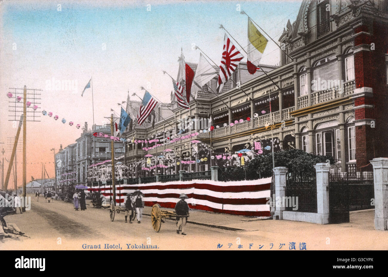 Yokohama, Japón El Grand Hotel está decorado con las banderas y los