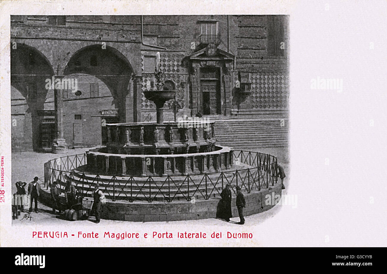 Perugia, Umbría, Italia - Fonte Maggiore (una fuente de mármol contruscted en 1277-1280 por Arnolfo di Cambio) y la puerta de la Catedral en la plaza IV Novembre. Fecha: 1905 Foto de stock