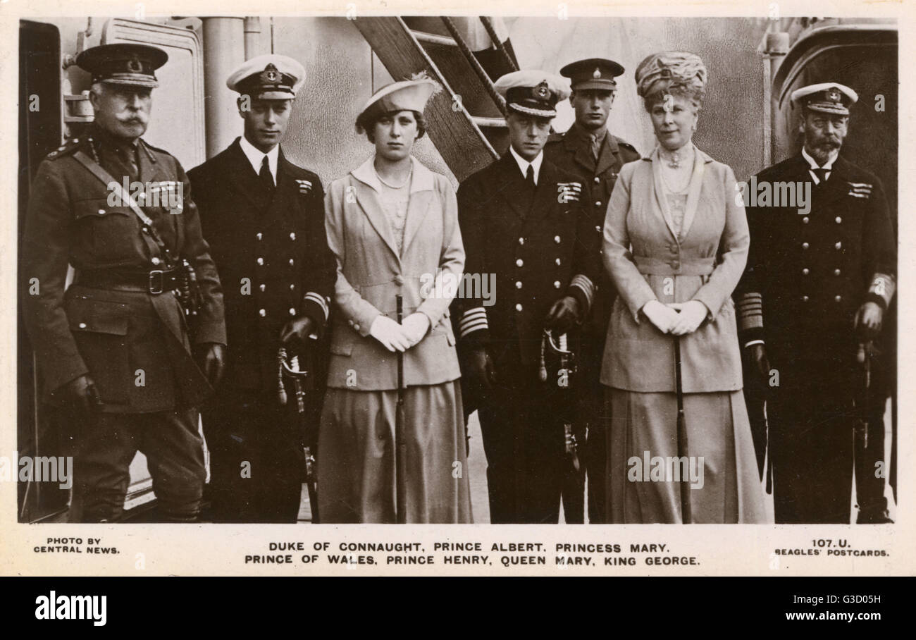 El Grupo de la familia real en la cubierta de un buque de la Marina Real. Desde la izquierda: el príncipe Arturo, Duque de Connaught y Strathearn (18501942), el Príncipe Alberto (más tarde el Rey George VI) (1895-1952), la Princesa María, Princesa Real y condesa de Harewood (1897-1965), Edward, Pri Foto de stock