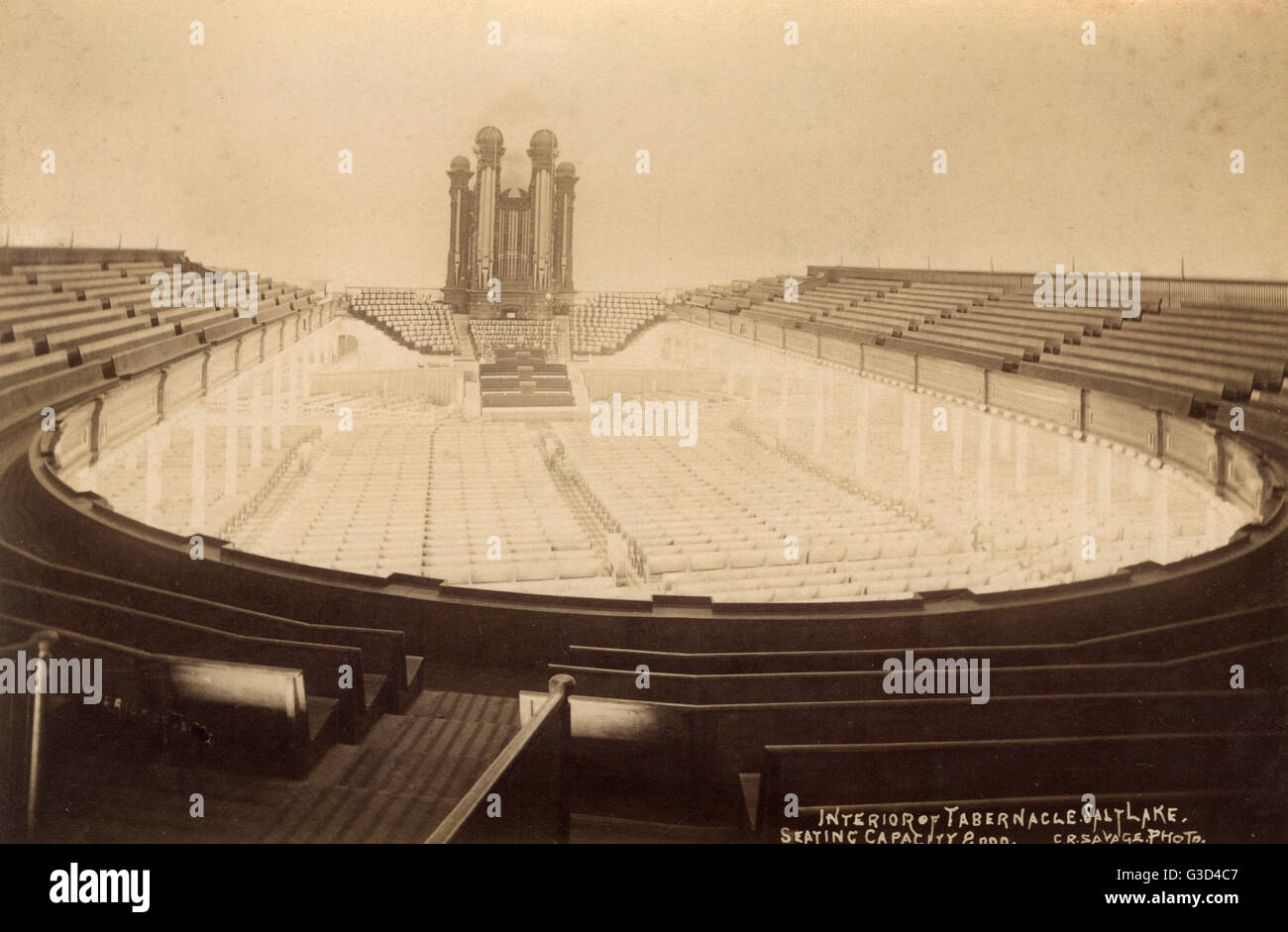 Interior del Tabernáculo Mormón, Salt Lake City, Utah, EE.UU., con el gran  órgano en el otro extremo, y tiene capacidad para 8000 personas. Fecha:  circa 1890 Fotografía de stock - Alamy