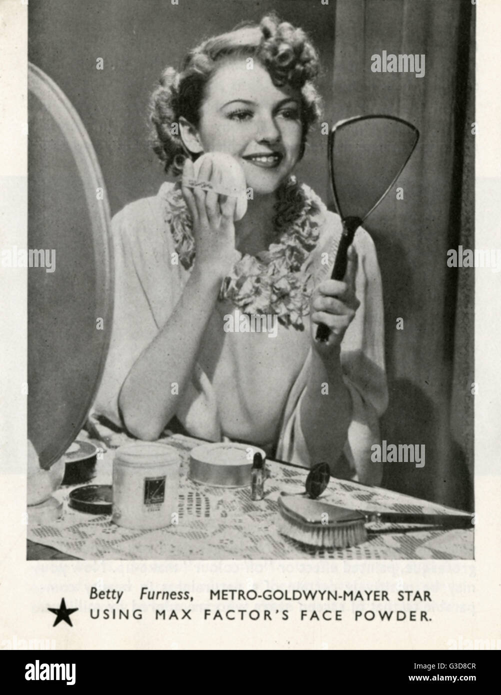 Elizabeth (Betty) María Furness (Enero 3, 1916 Abril 2, 1994), actriz estadounidense, defensor del consumidor y comentarista de asuntos actuales. Foto de aplicación de cosméticos Max Factor, mientras que ella era una estrella de películas de MGM en 1930, uno de una serie de actrices feature Foto de stock