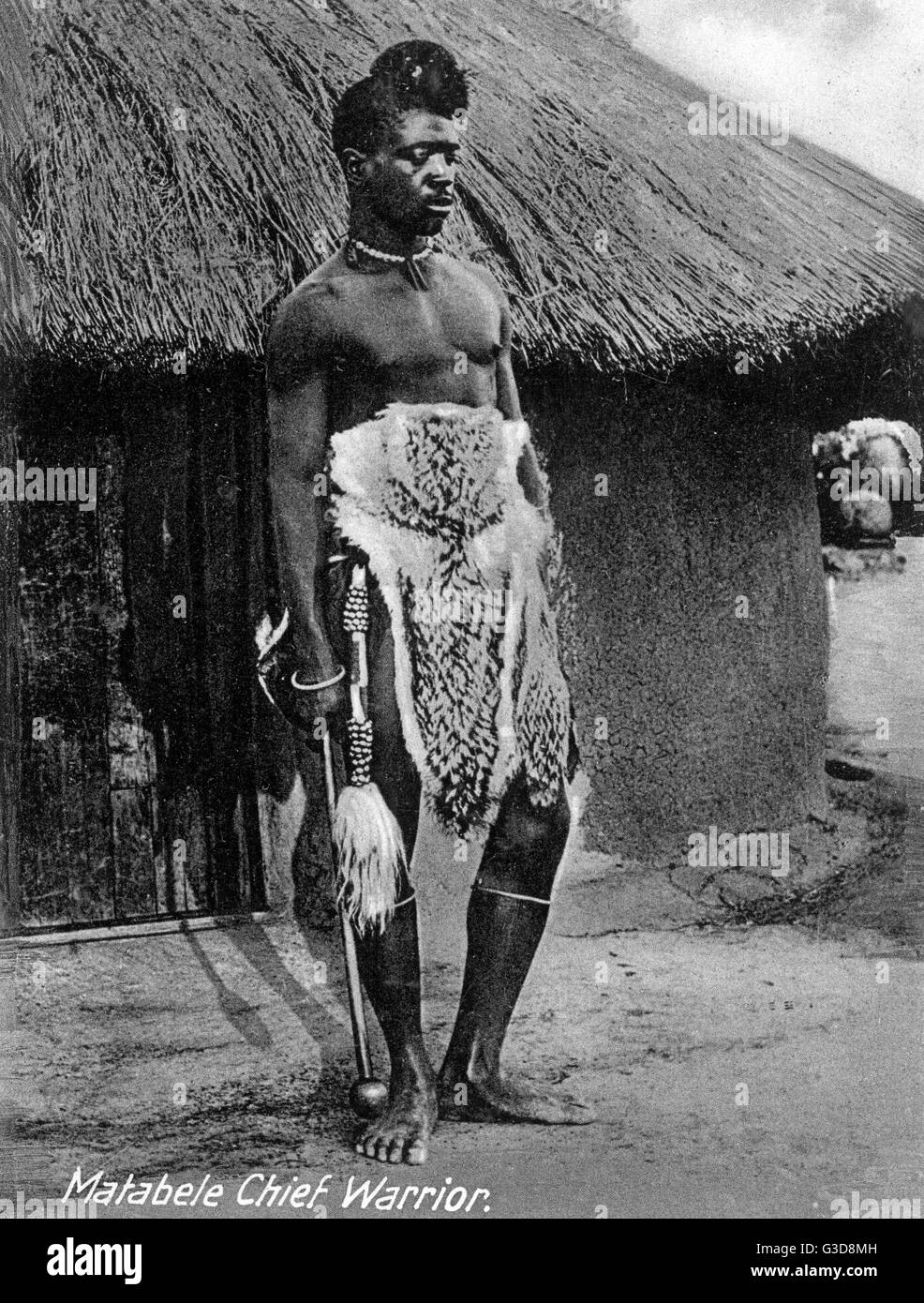 Los Nativos Africanos Matabele Jefe Guerrero De Pie Fuera De Una Cabaña