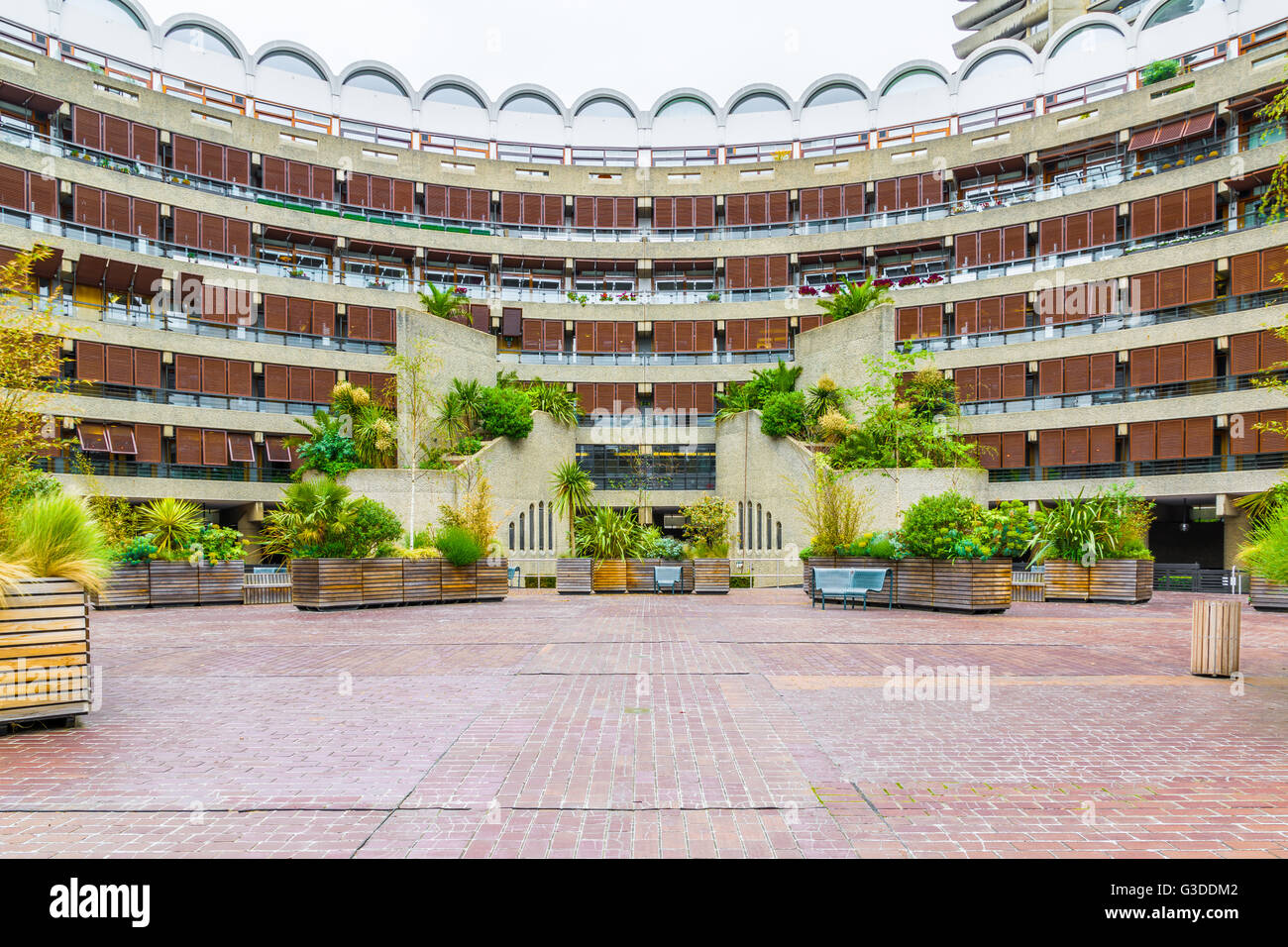Arquitectura brutalist Frobisher Crescent, el edificio en el Complejo Barbican, Londres Foto de stock