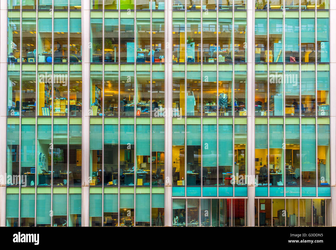 Londres, Reino Unido - Junio 03, 2017 - Las personas que trabajan en un moderno edificio de oficinas Foto de stock