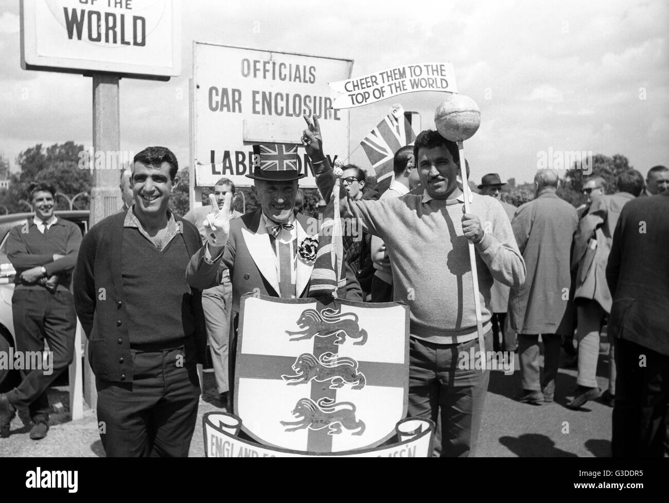 - Copa Mundial de Fútbol 1966 - Final - Inglaterra contra Alemania Occidental - Ventiladores se muestren antes del partido. Uso | en todo el mundo Foto de stock