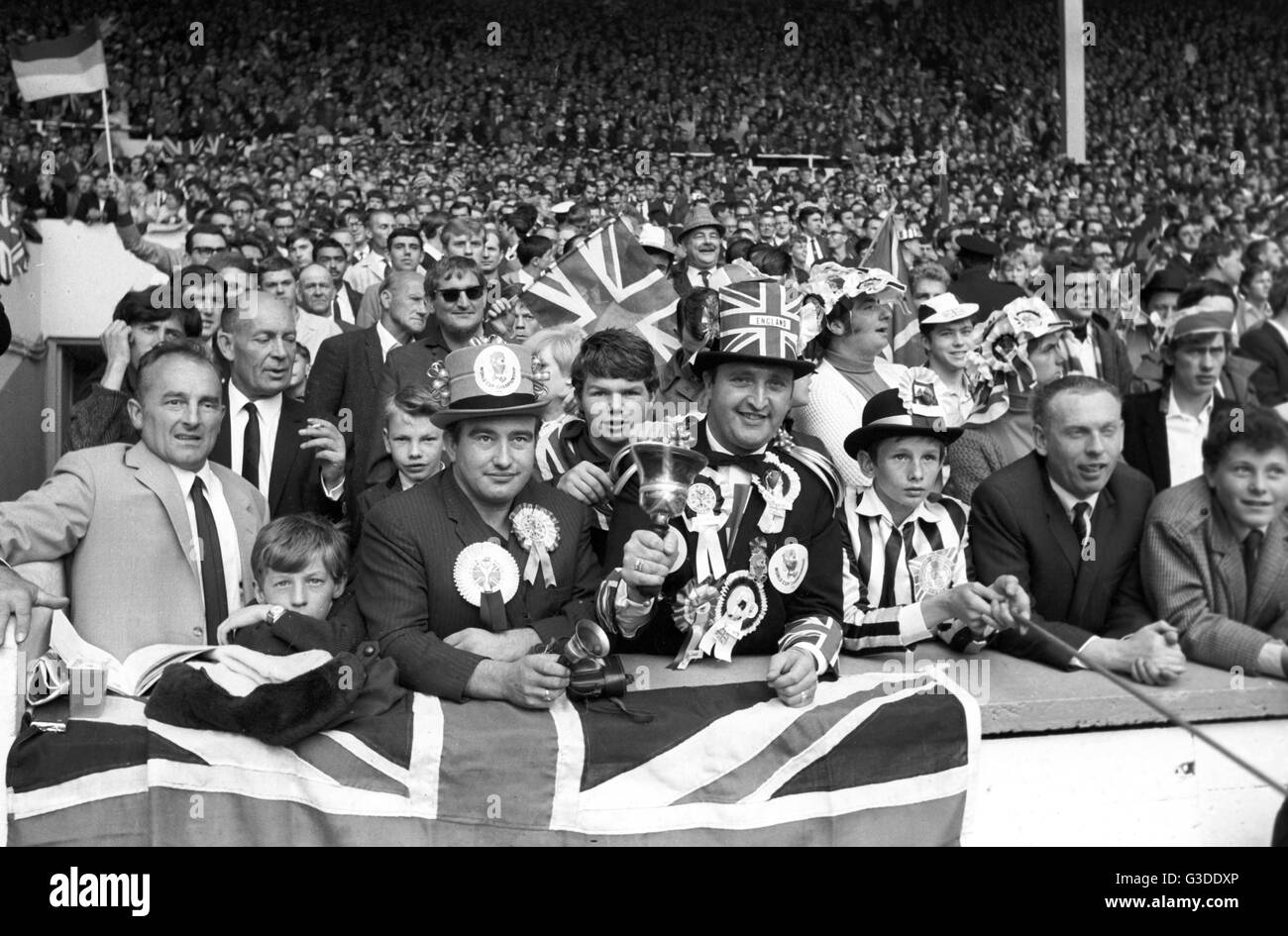 Mundial de Fútbol 1966 - Inglaterra - Alemania Occidental 4-2 a.e.t. - Los seguidores ingleses. Uso | en todo el mundo Foto de stock