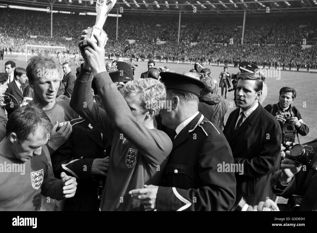 Mundial de Fútbol 1966 - Final - Inglaterra - Alemania Occidental 4-2 - Bobby Moore (ENG) con el trofeo. Uso | en todo el mundo Foto de stock