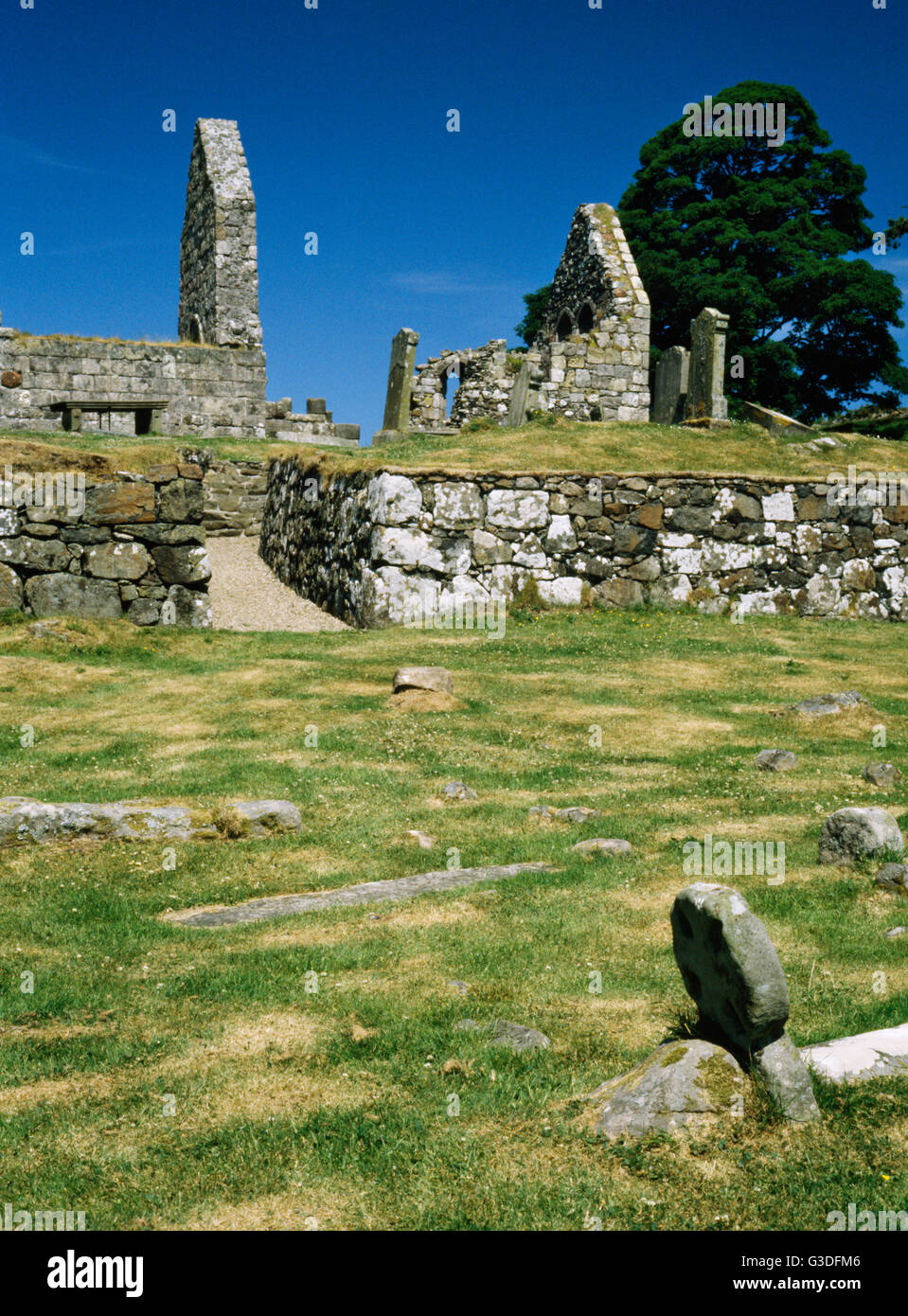 Las ruinas de la iglesia de St Blane, Isla de Bute, Escocia, Reino Unido. C12th iglesia románica dedicada a la C6th saint que había aquí un monasterio. Foto de stock