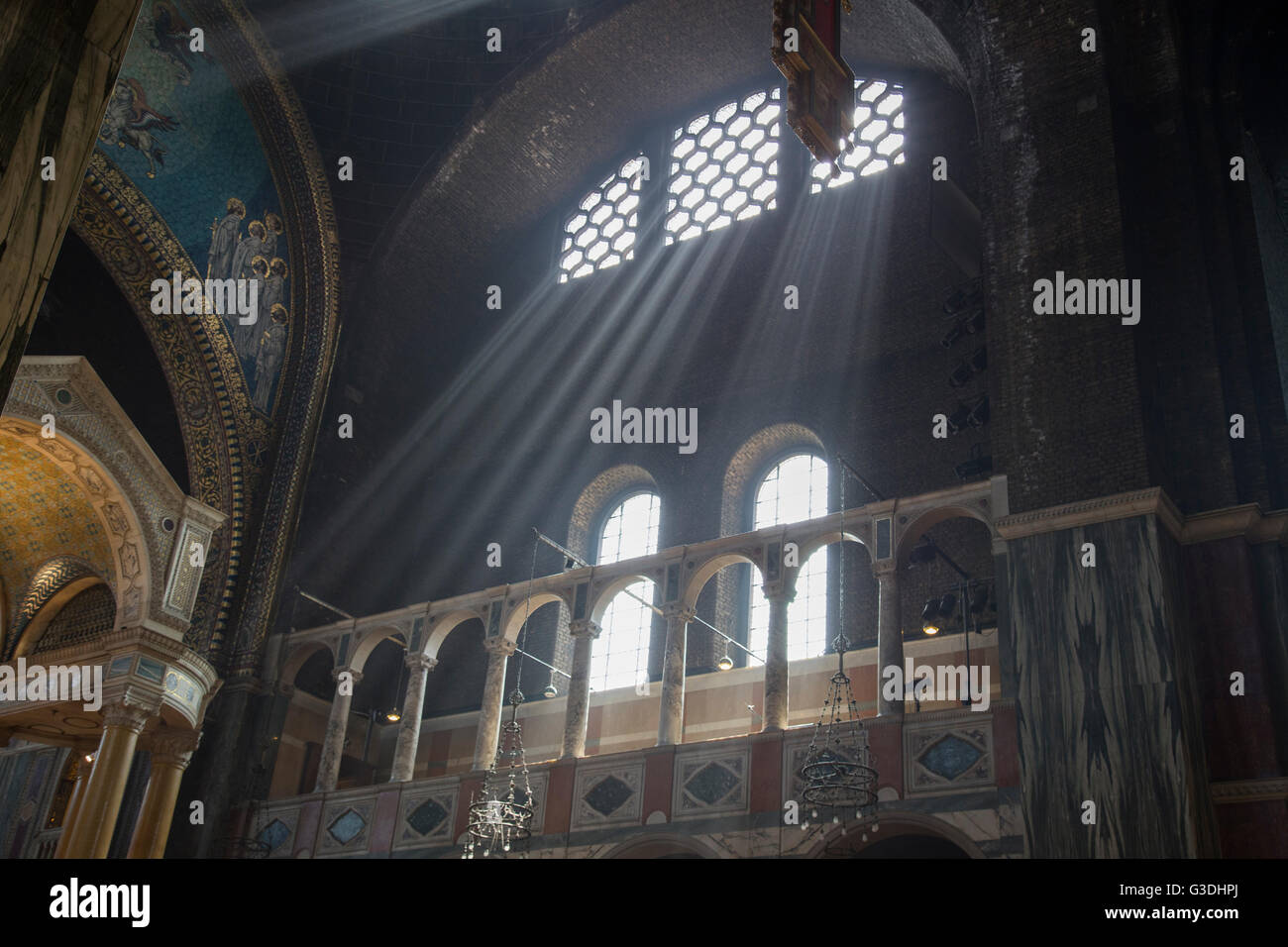 Interior de la catedral de Westminster mostrando los rayos de luz solar entrante. La Catedral de Westminster, la Iglesia Católica Romana, Londres Foto de stock