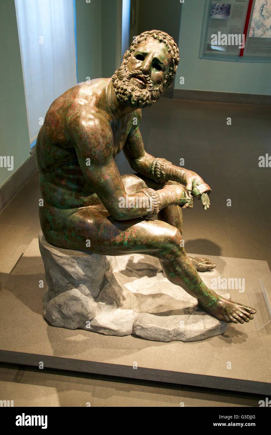 Boxer del Quirinal, o Terme Boxer, Escultura de bronce Griega, 330 A.C., el Palazzo Massimo, Museo Nacional de Roma, Italia Foto de stock