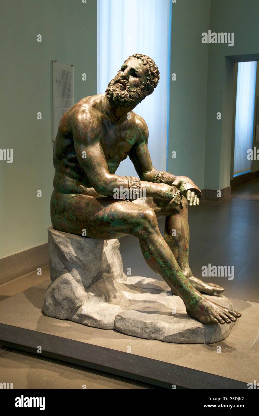 Boxer del Quirinal, o Terme Boxer, Escultura de bronce Griega, 330 A.C., el Palazzo Massimo, Museo Nacional de Roma, Italia Foto de stock
