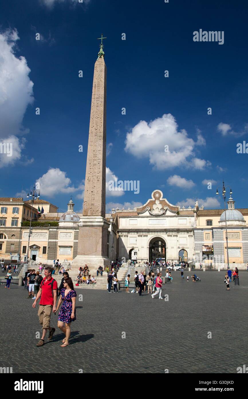 Obelisco Egipcio de Ramsés II, en la Piazza del Popolo, Roma, Lazio, Italia, Europa Foto de stock
