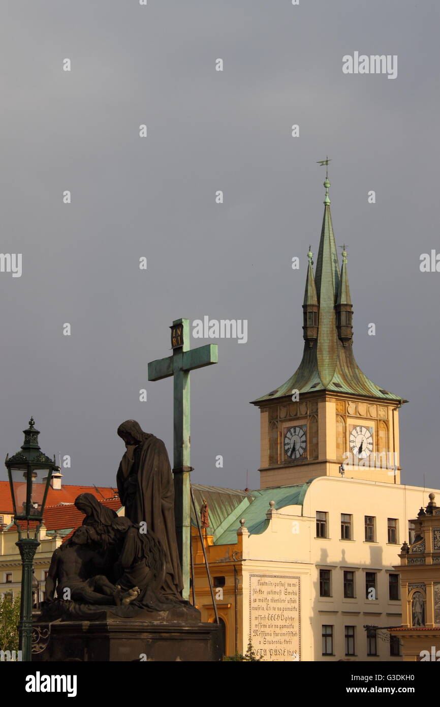 Scénic con dirección urbana de Praga desde el Puente Carlos, República Checa Foto de stock