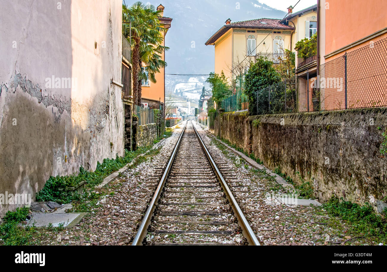 Brescia, Italia - 16 de febrero de 2013: las vías del tren que pasan por la ciudad de Pisogne Lago de Iseo Foto de stock