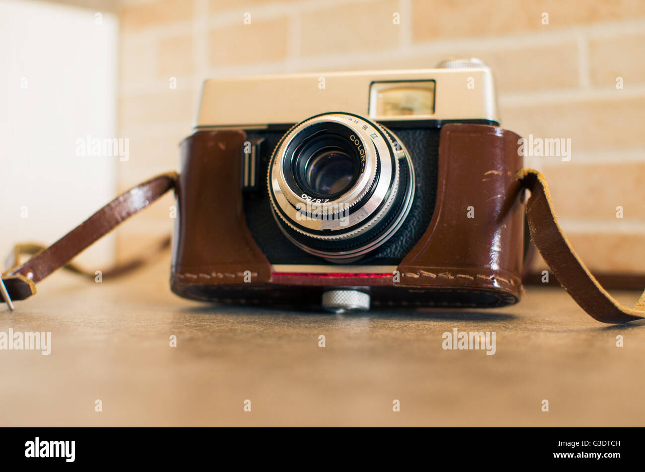 Vintage cámara compacta funda de cuero marrón cubierta Fotografía de stock  - Alamy