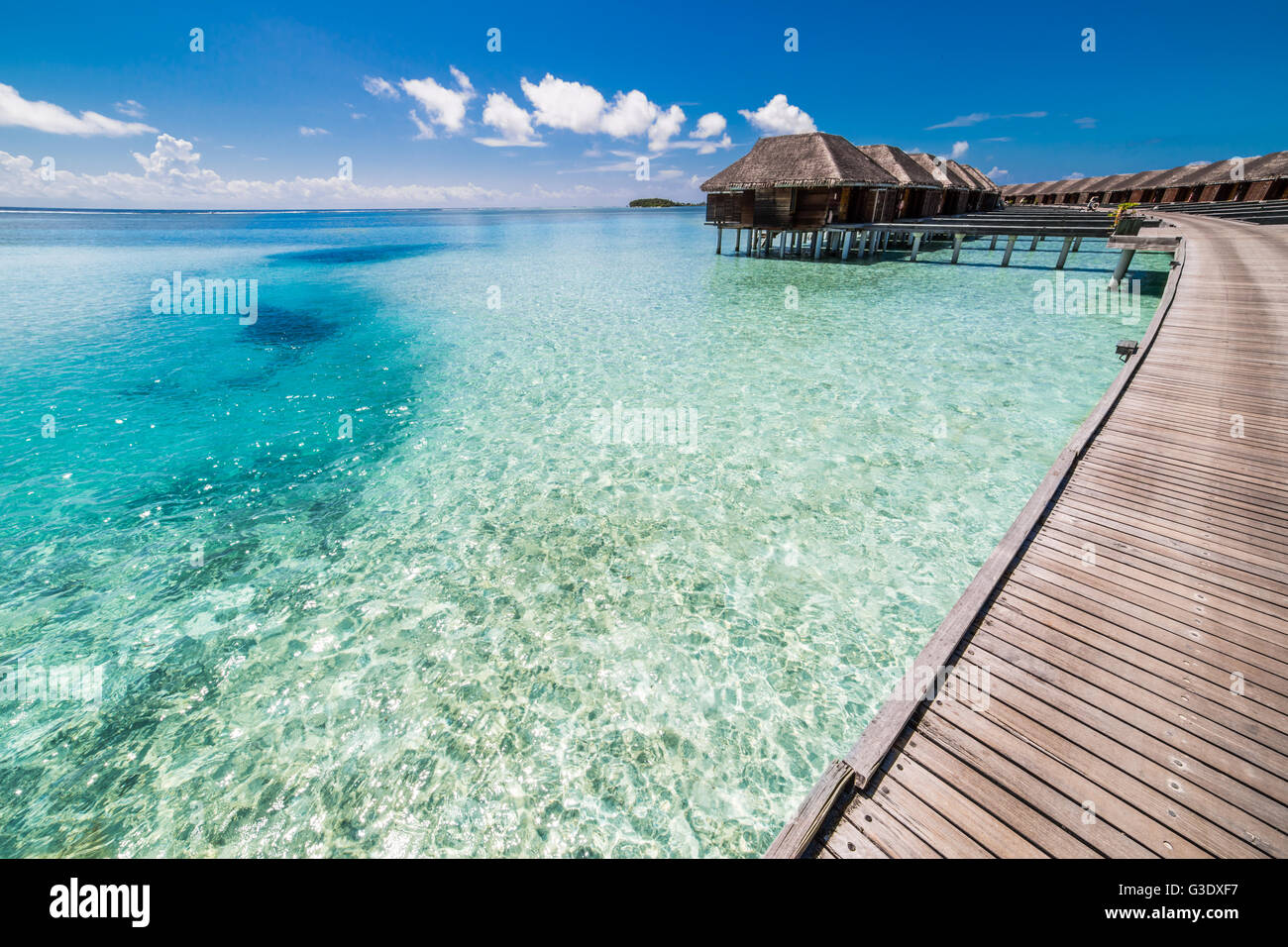 Impresionantes villas de agua tropical y exótico, Isla de lujo, Maldivas Foto de stock