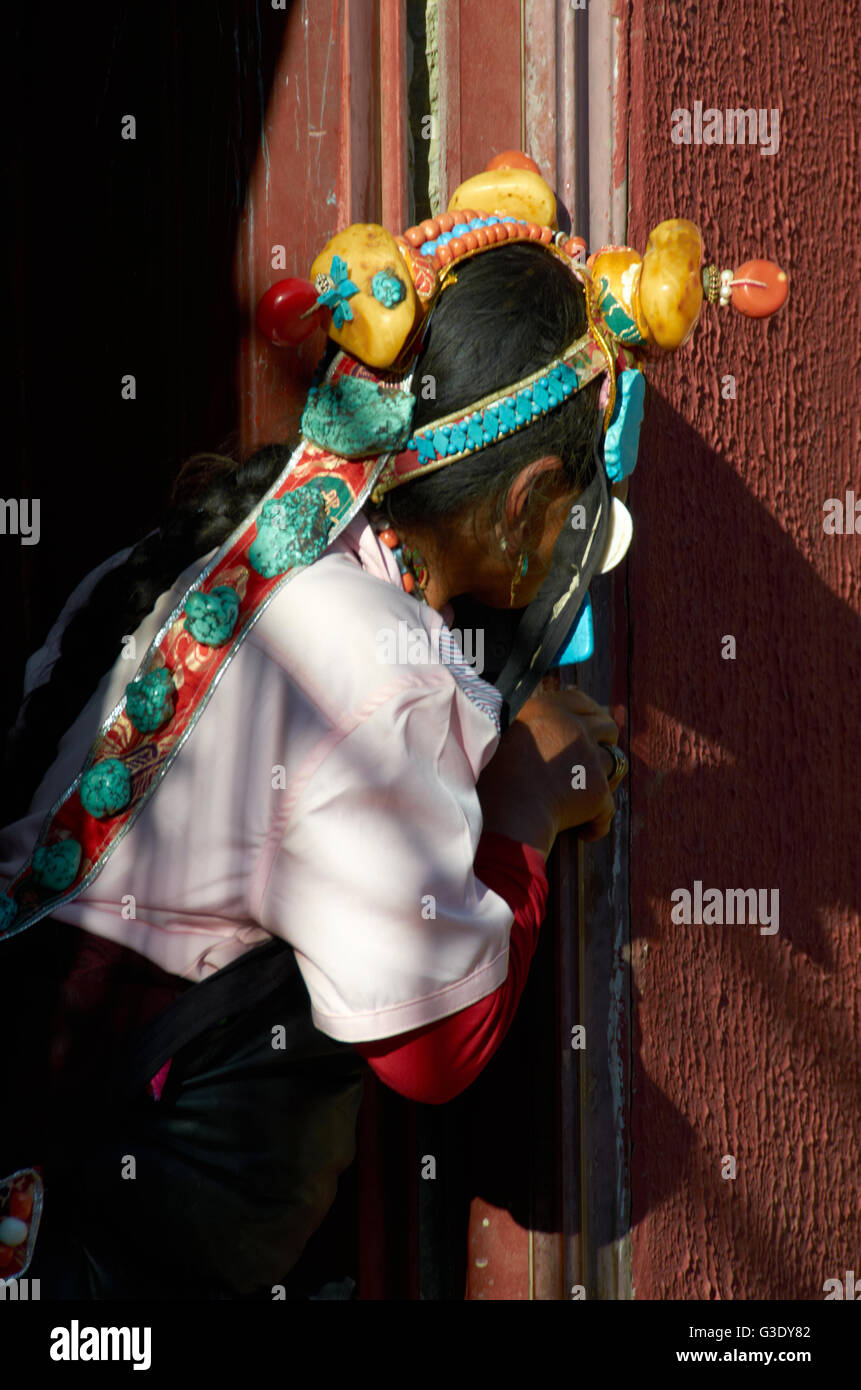 Las mujeres tibetanas, con cabeza de joyas en el Instituto budista de Larung Gar Foto de stock