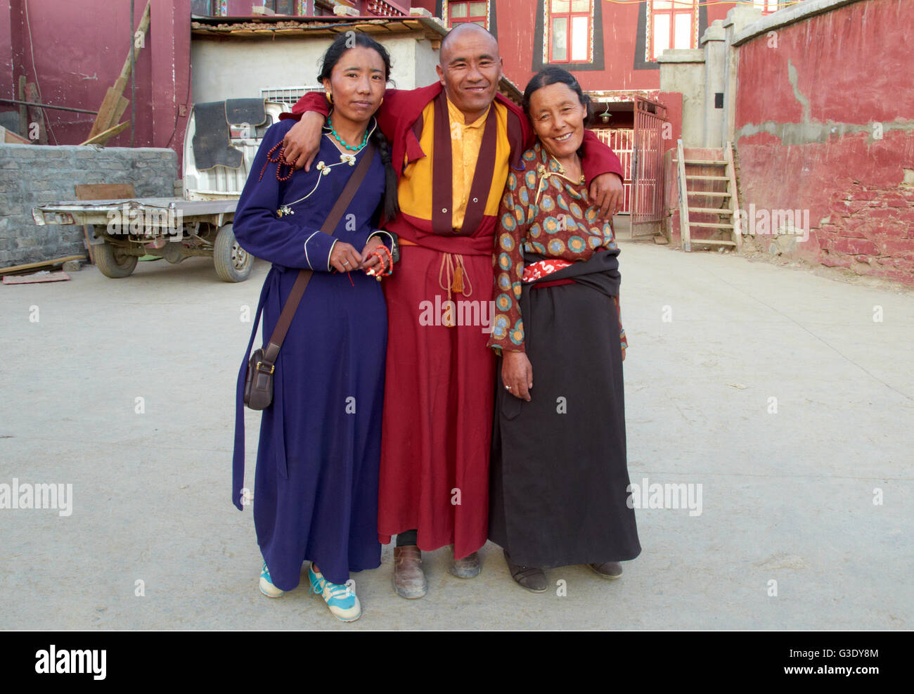 Un monje con su hermana y su madre en el Instituto budista de Larung Gar Foto de stock