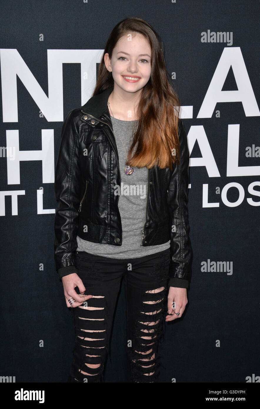 Los Angeles Ca February 10 2016 La Actriz Mackenzie Foy Llegando A San Lorenzo En El Palladium Fashion Show En El Hollywood Palladium Fotografia De Stock Alamy