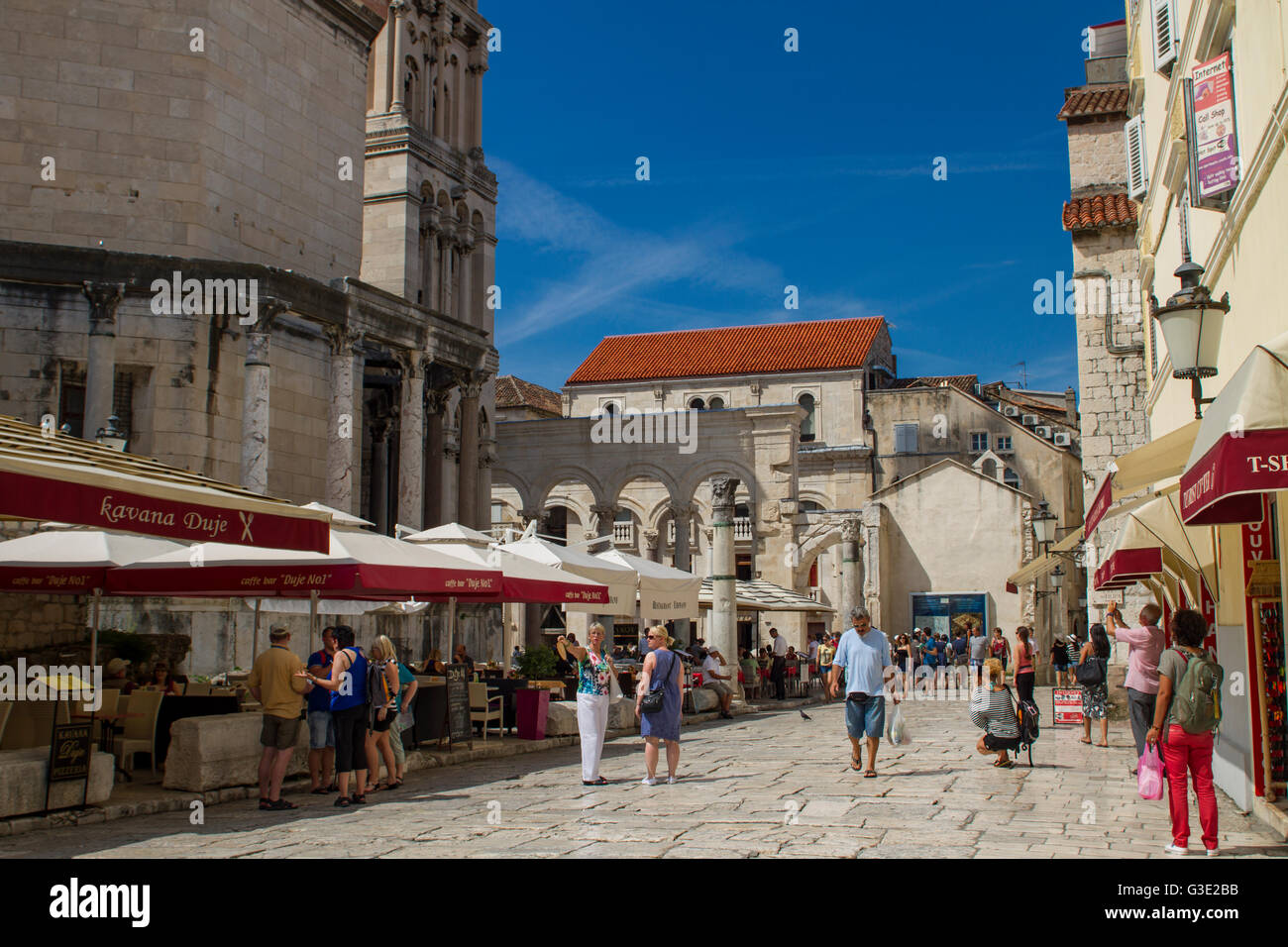 SPLIT, CROACIA - Agosto 31, 2014: Los turistas que caminan en el casco antiguo de la ciudad en un día de verano. Split es destinati costeras turísticas populares Foto de stock