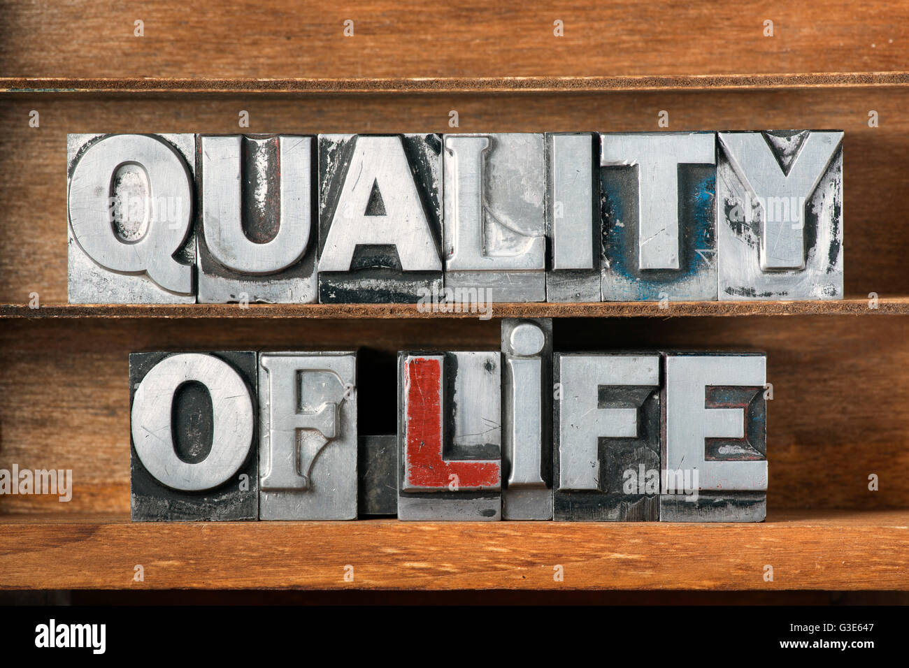 Calidad de vida frase hecha de tipografía metálica en bandeja de madera Foto de stock
