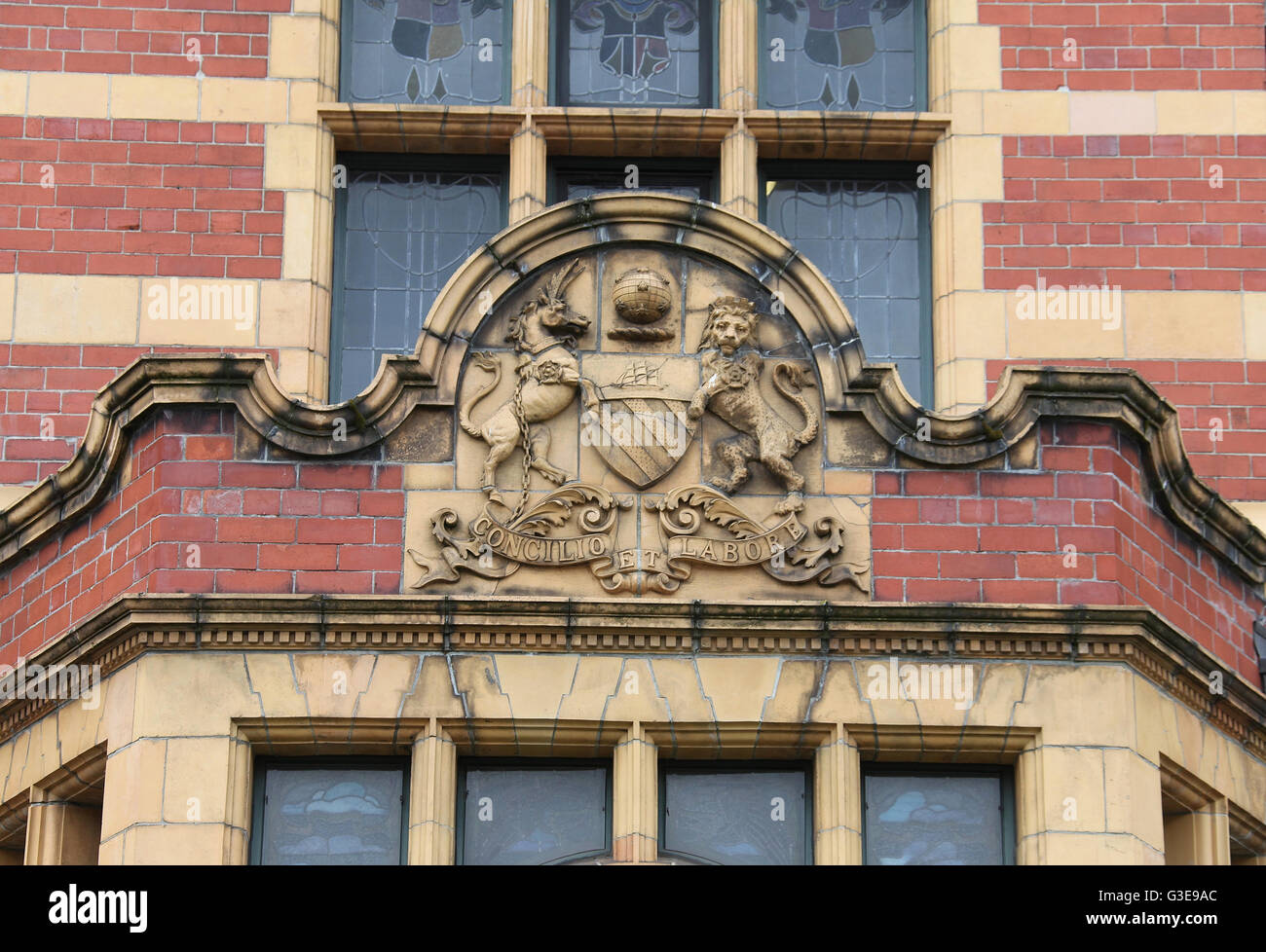 Manchester en la fachada el escudo de armas de Victoria Baños Foto de stock