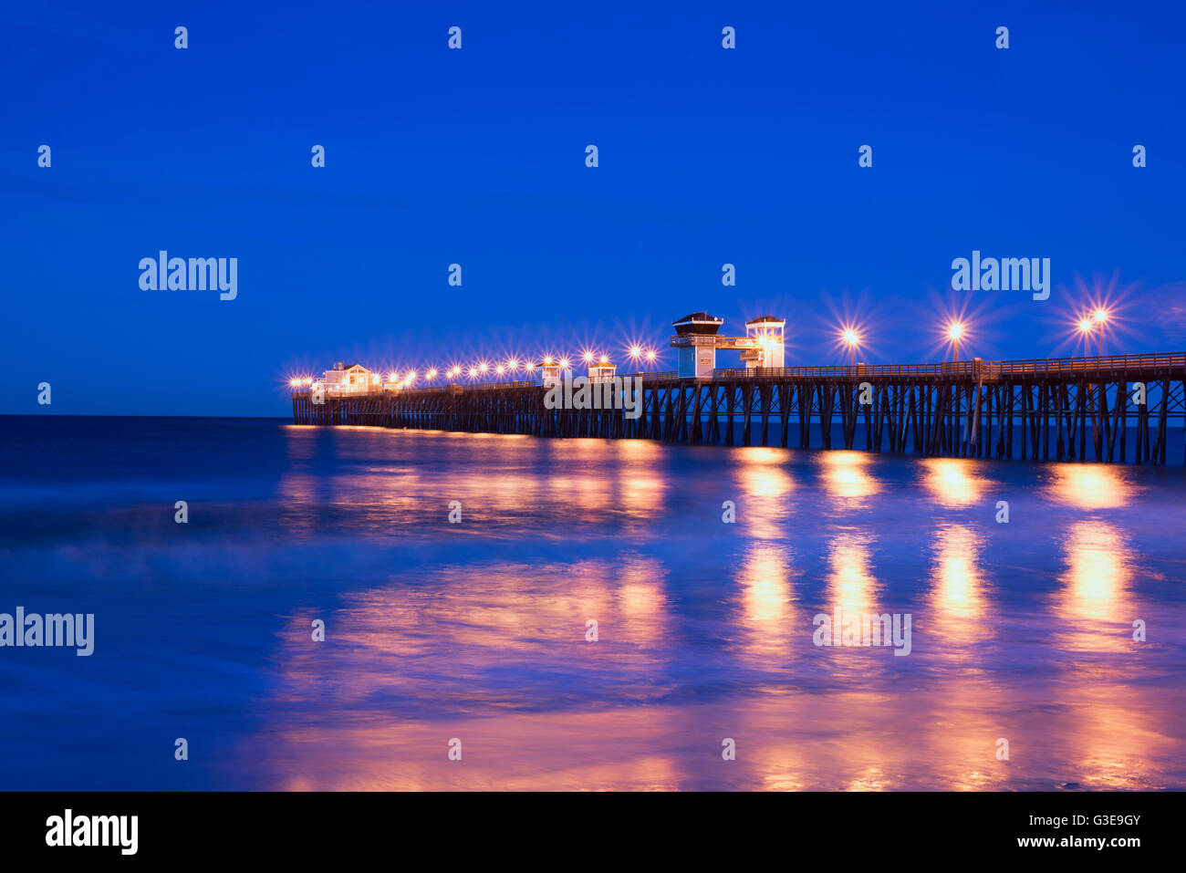 El Oceanside Pier fotografiado al amanecer. Oceanside, CA, EE.UU. Foto de stock
