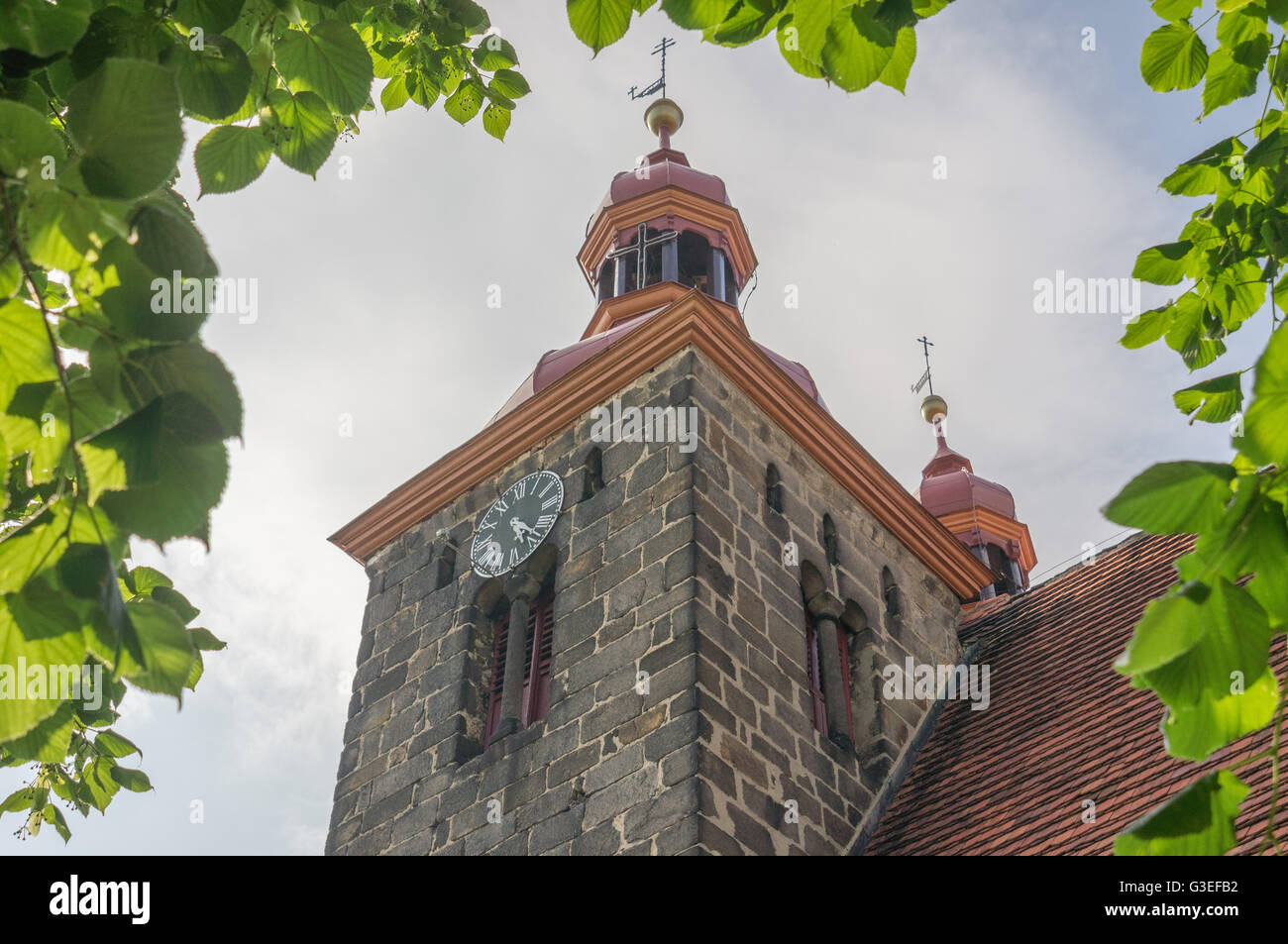 Pueblo gótico iglesia en Wierzbna Baja Silesia Polonia Foto de stock