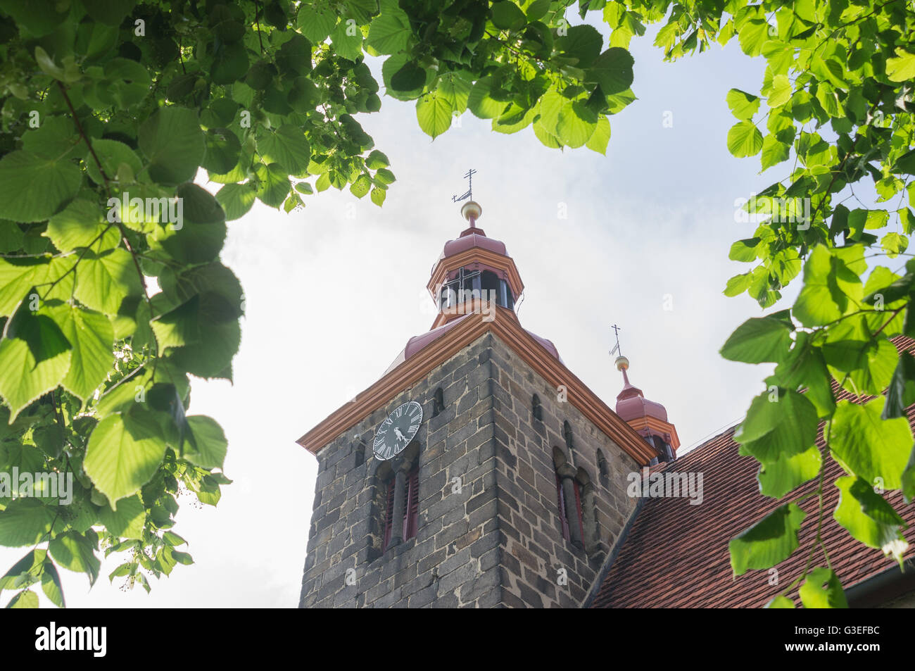 Pueblo gótico iglesia en Wierzbna Baja Silesia Polonia Foto de stock