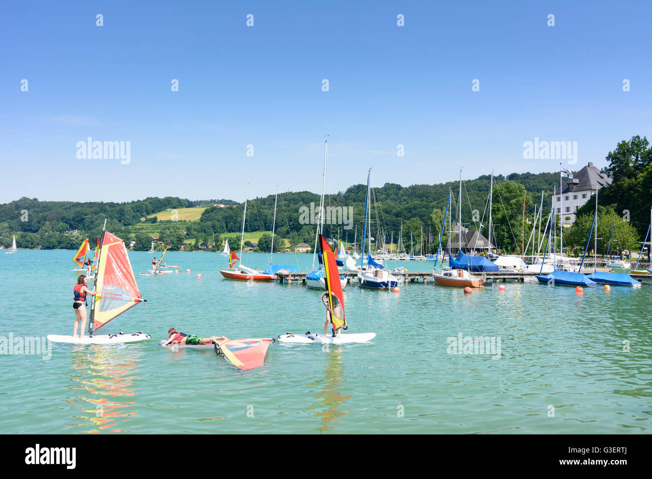 Veleros y surfistas de alumnos en el lago Mattsee, Austria, Salzburgo, Flachgau, Mattsee Foto de stock