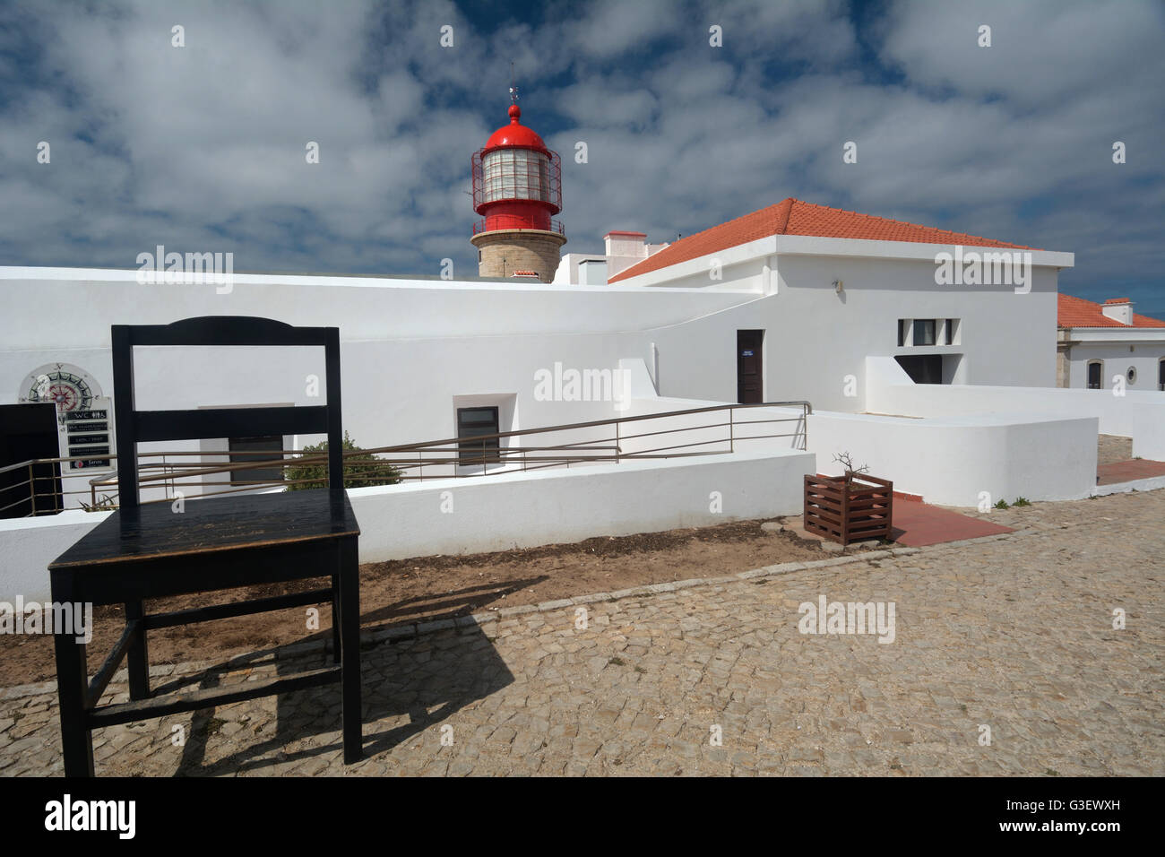Portugal, Algarve, Sagres. Cabo San Vicente (Cabo de São Vicente) faro.  Silla gigante en el patio Fotografía de stock - Alamy