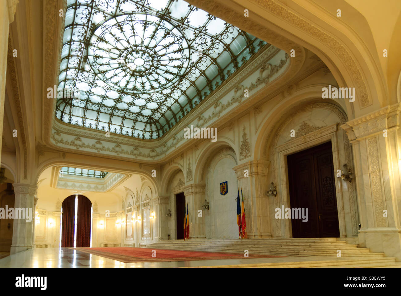 Palacio del Parlamento ; las puertas de entrada al Senado, Rumania Bucarest  Bucuresti Fotografía de stock - Alamy