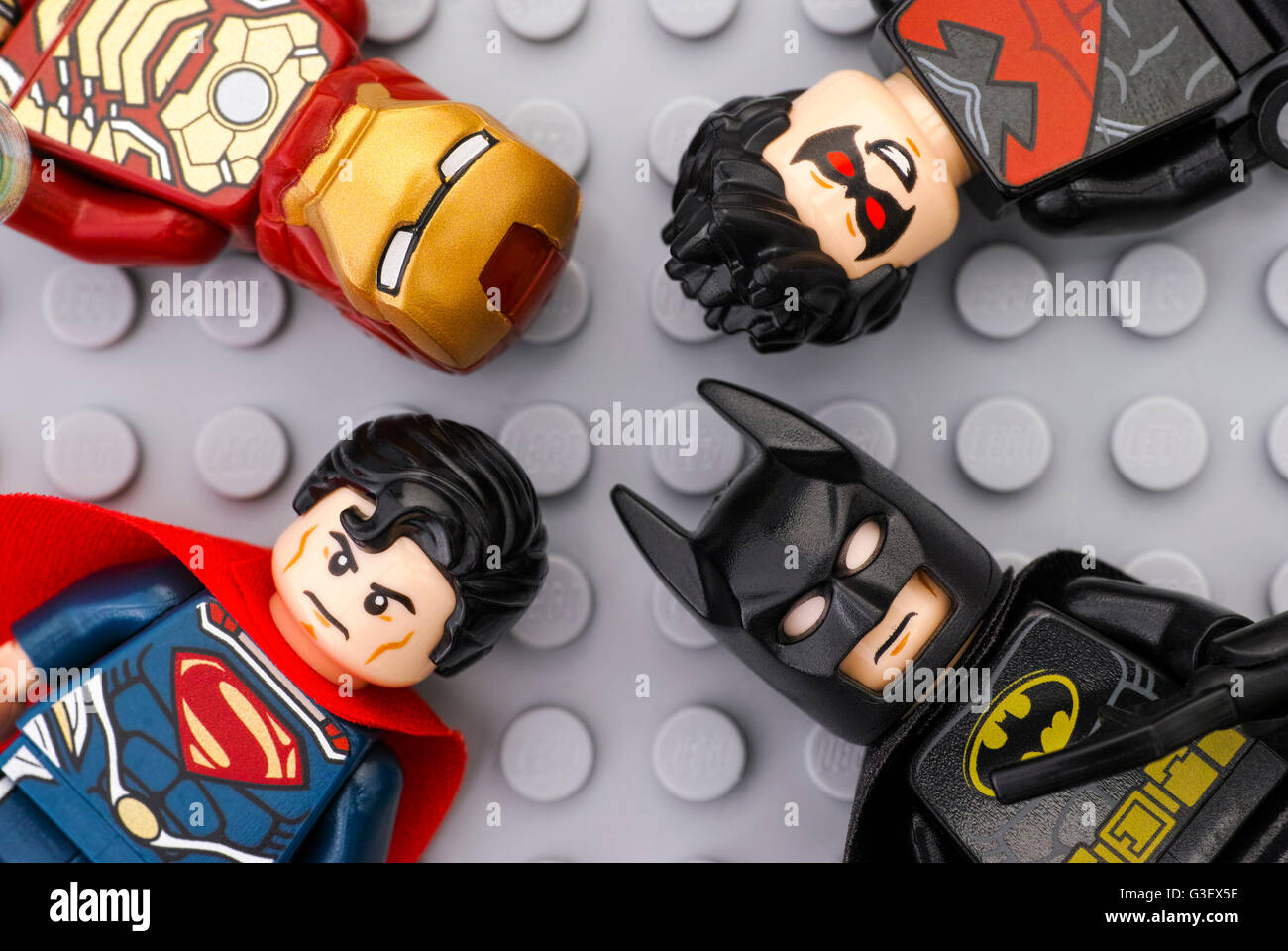 Escoba llorar Cuidado Cuatro Lego Super Heroes - Iron Man, Batman, Superman, Nightwing -  minifigures Lego en placa base gris de fondo Fotografía de stock - Alamy