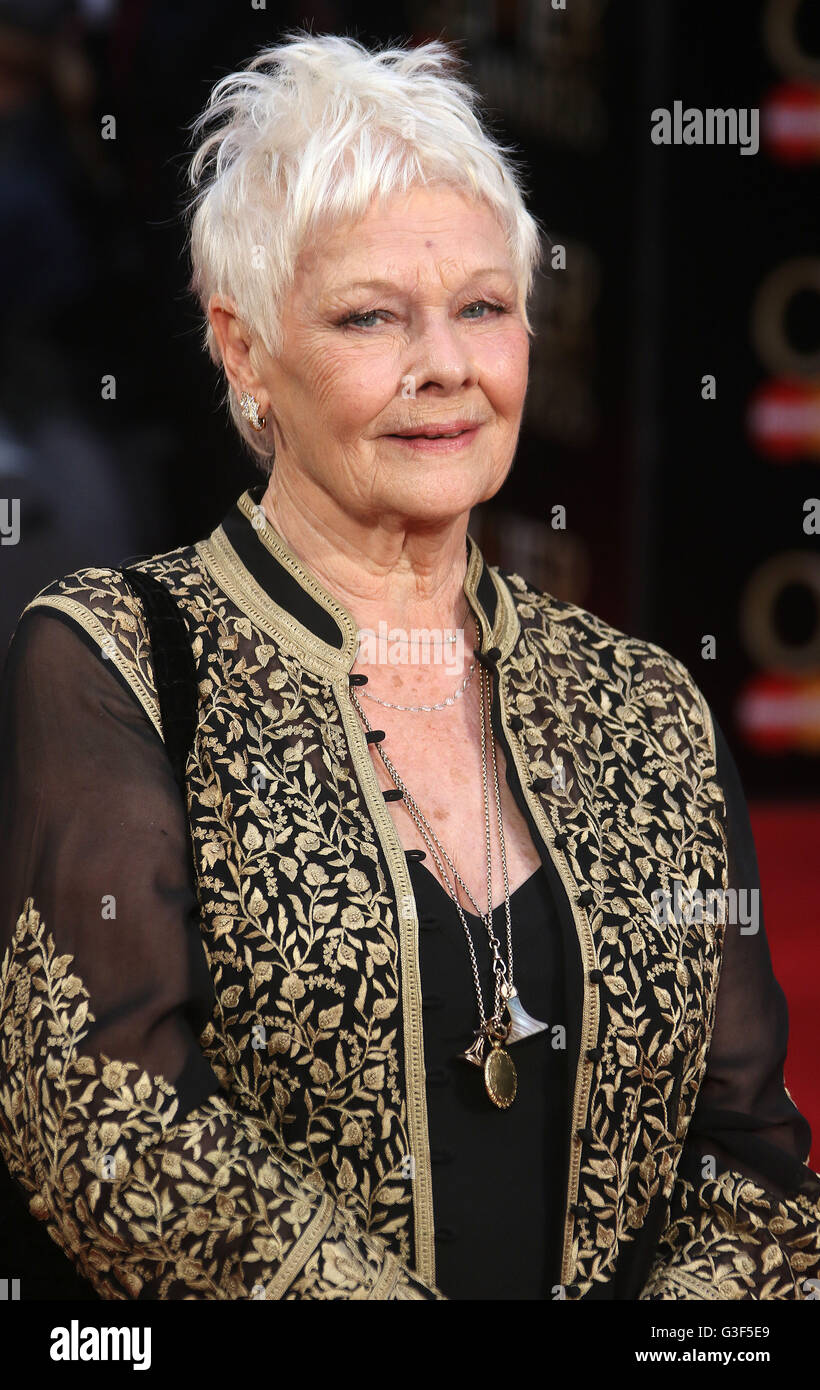 Abril 3, 2016 - Dame Judi Dench asistiendo a los Olivier Awards 2016 en la Royal Opera House, Covent Garden en Londres, Reino Unido. Foto de stock