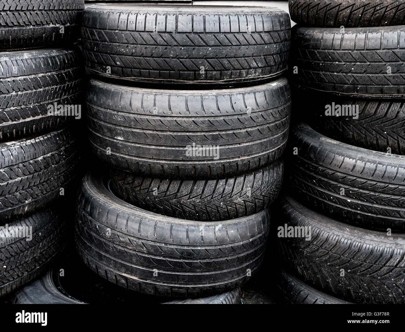 Pila de neumáticos usados, listos para su reciclaje Foto de stock