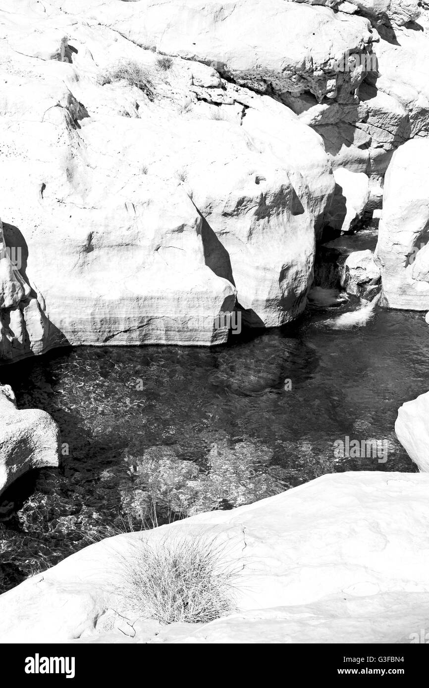 Omán montaña vieja y agua en canyon wadi oasi paraíso natural Foto de stock