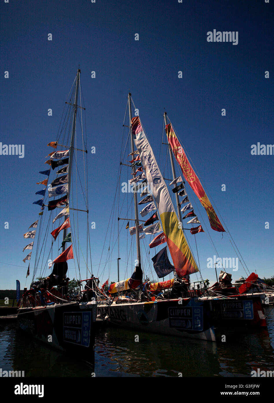 Nueva York, Estados Unidos. 11 de junio, 2016. Banderas de diferentes yates equipo flutter en el viento como los yates participantes hicieron empuñando en Liberty Landing Marina en Nueva Jersey tras la conclusión de la carrera de las Américas parte de la Clipper Round the World Yacht Race. Los equipos comenzaron a llegar a la zona de la ciudad de Nueva York el día de ayer. Crédito: Adam Stoltman/Alamy Live News Foto de stock