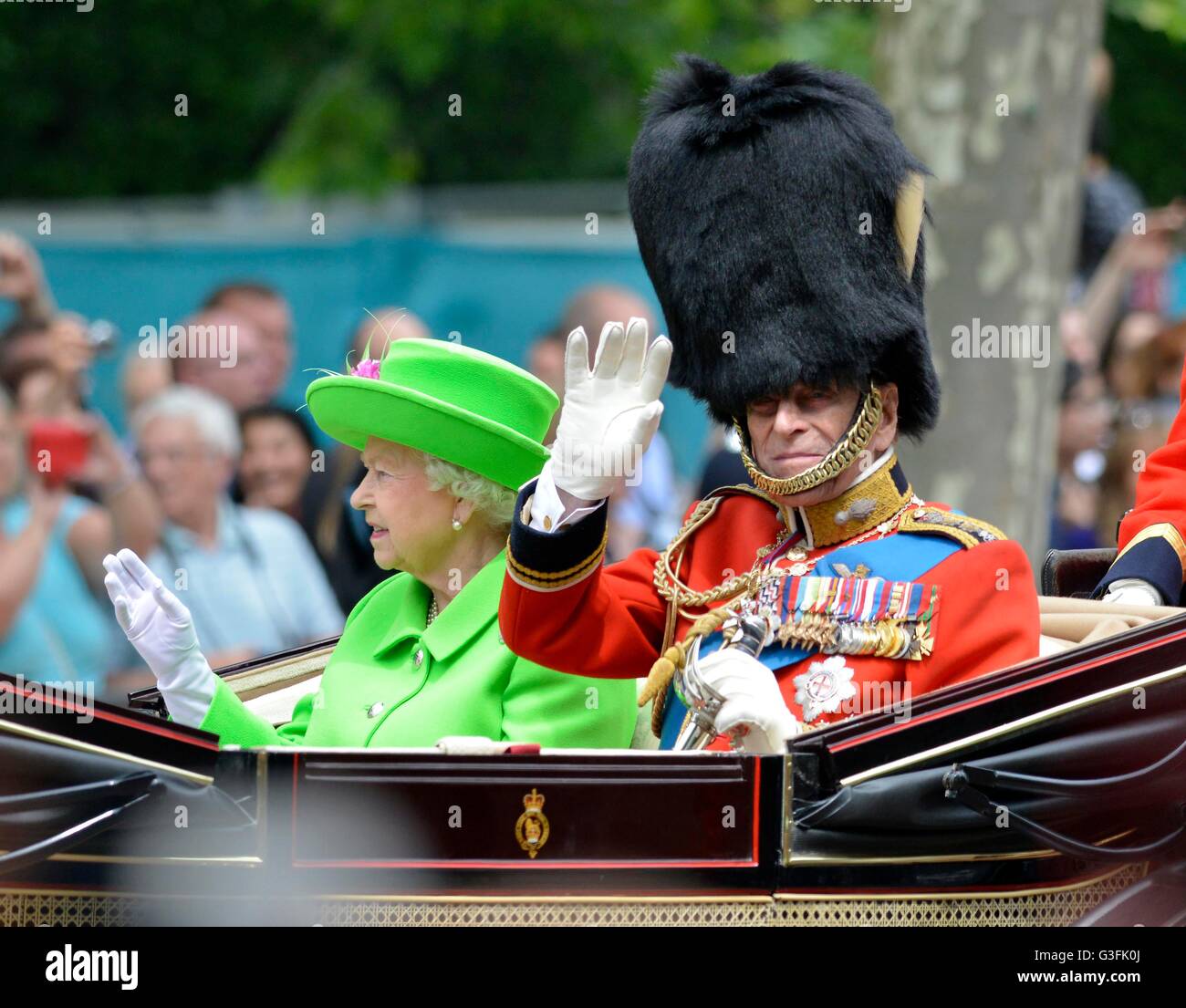 Londres, Reino Unido. 11 de junio, 2016. Trooping El Color - El desfile de cumpleaños de la Reina. La reina Isabel II y el príncipe Felipe de crédito: Dorset Media Service/Alamy Live News Foto de stock