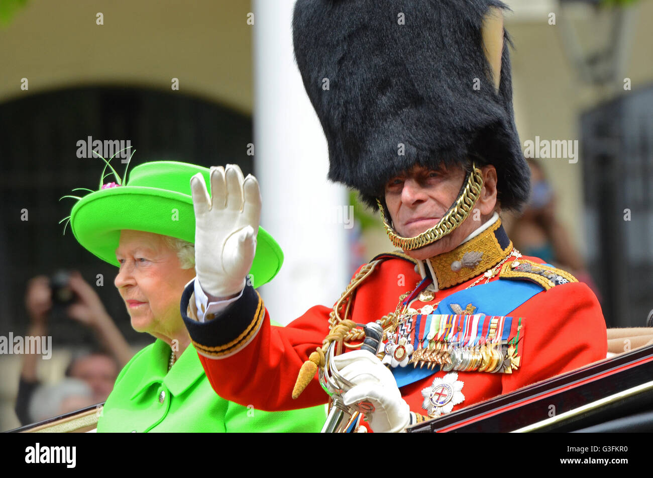 El Príncipe Felipe agitando durante el Troping el Color con la Reina en verde. Duque de Edimburgo en uniforme militar y medallas, agitando. Viejo Foto de stock