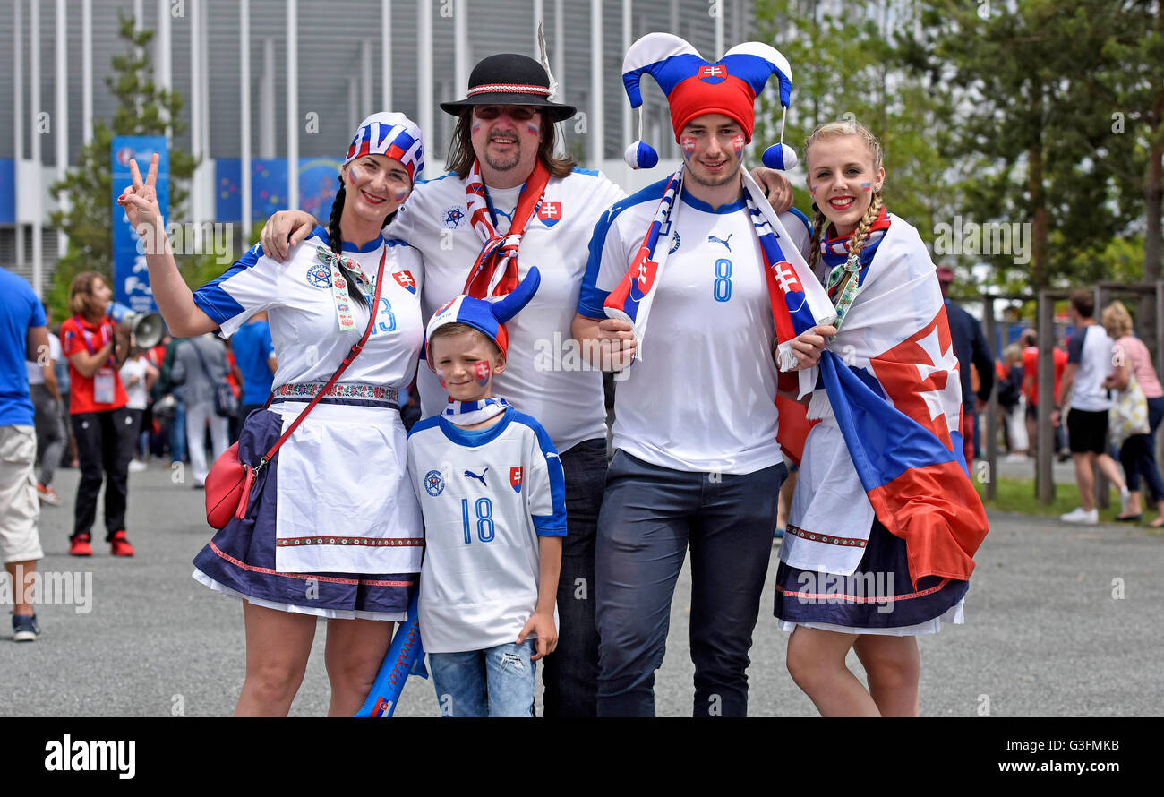 EURO 2021: VIDORRA EDITION - Página 28 Burdeos-francia-11-de-junio-2016-euro-2016-gales-v-eslovaquia-hinchas-de-futbol-eslovaco-en-high-spirits-fuera-del-estadio-stade-de-burdeos-en-burdeos-en-francia-esta-tarde-delante-de-kick-off-credito-phil-rees-alamy-live-news-g3fmkb